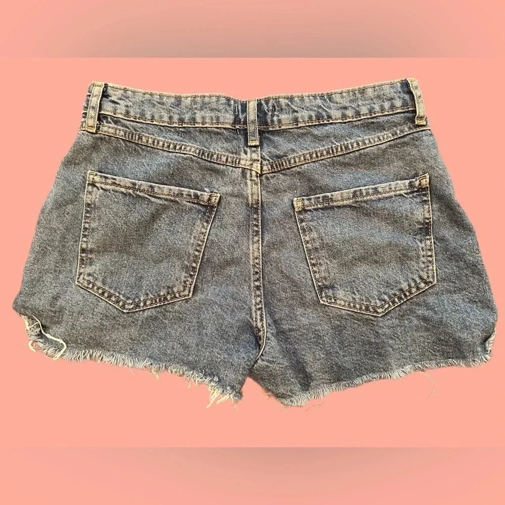 Button up Juniors Shorts With Frayed Ends Size 28 - Picture 2 of 3